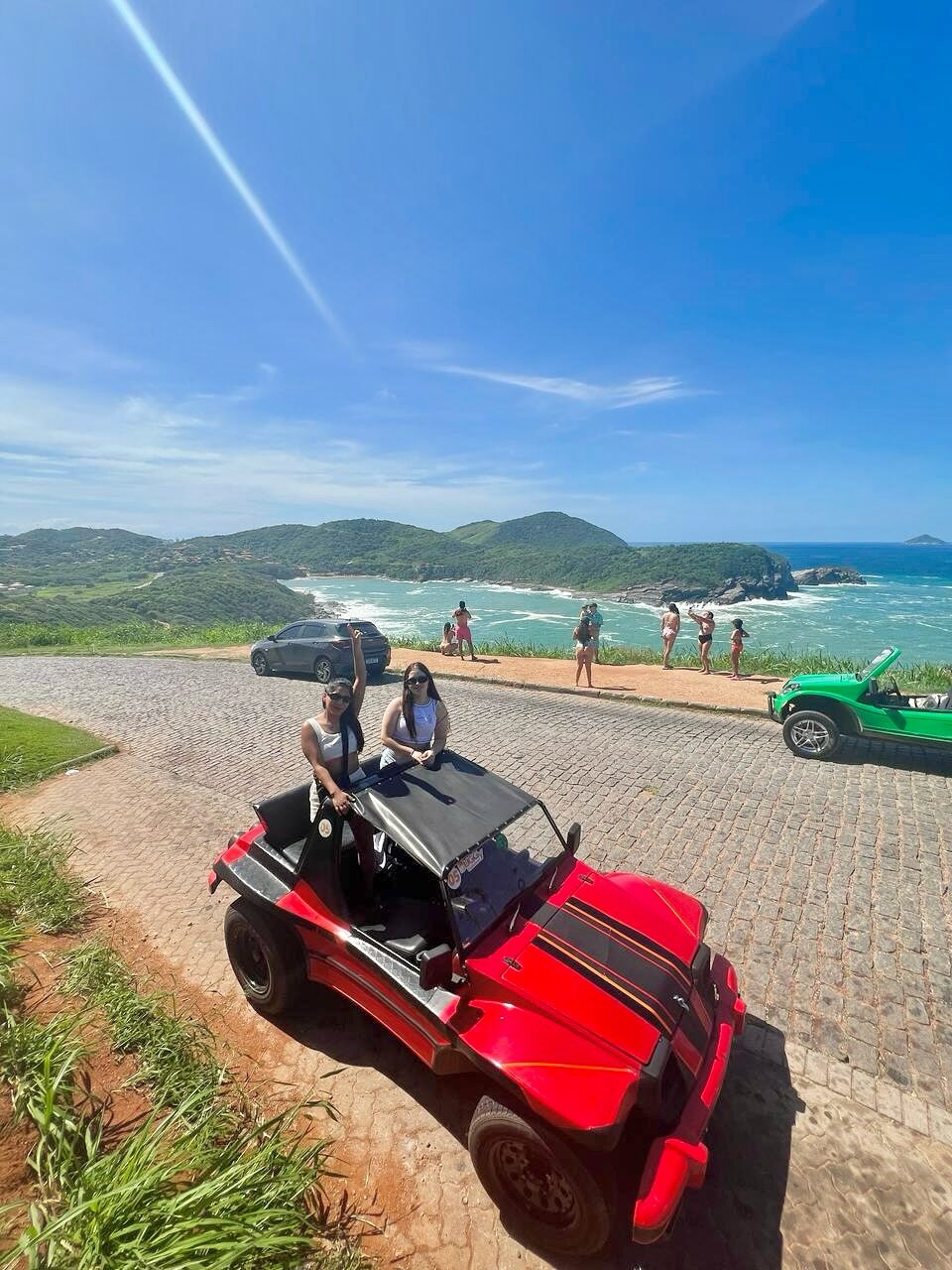 Buggy rojo de alquiler en un mirador con vista a las playas de Búzios