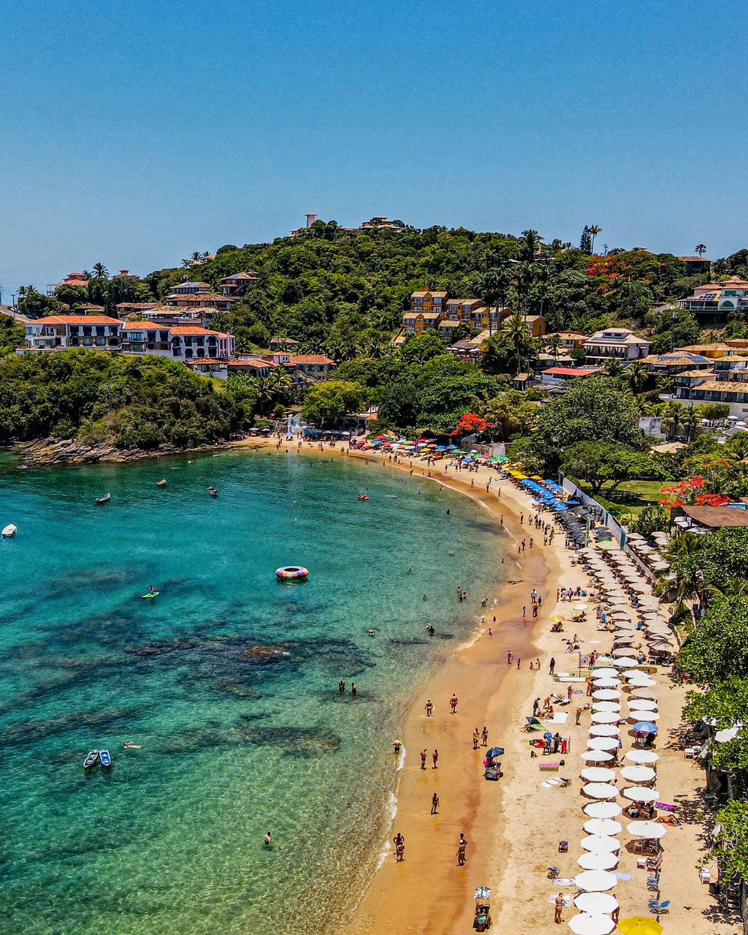 Praia João Fernandes – aguas cristalinas y quioscos