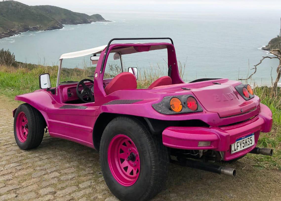 Buggy rosa de alquiler en Búzios con techo protector