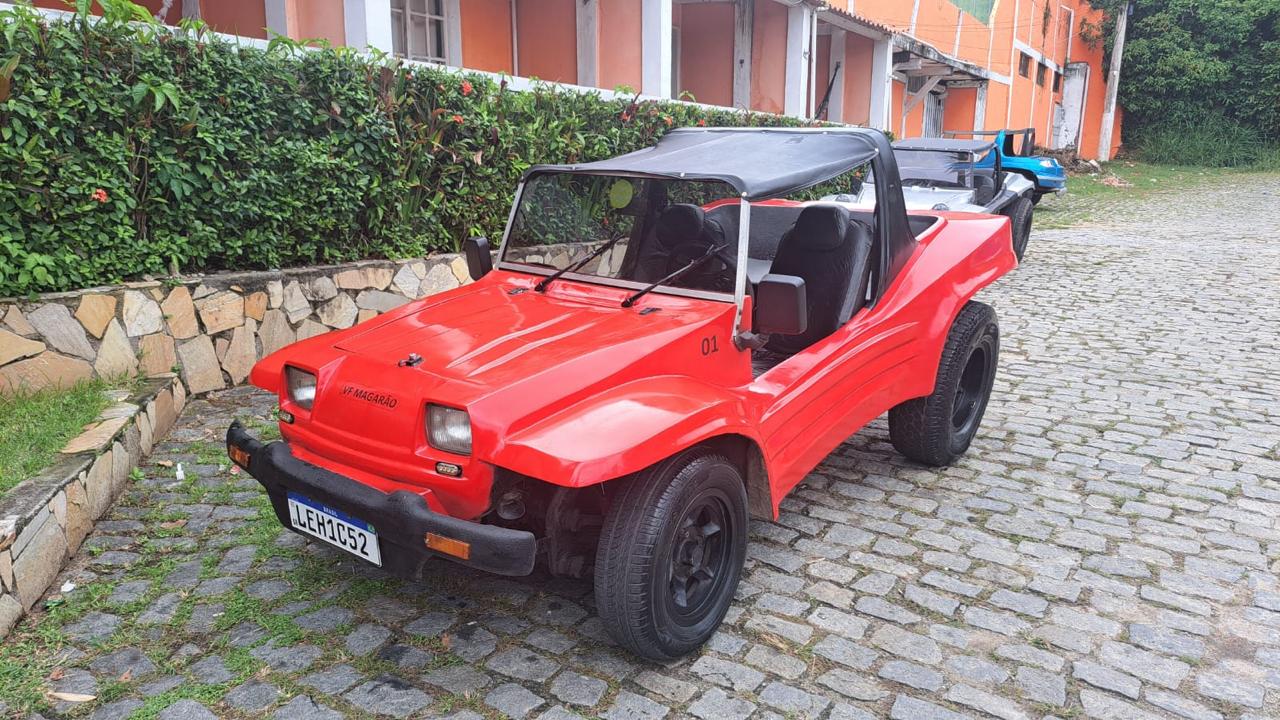 Buggy rojo de alquiler en las calles de Búzios